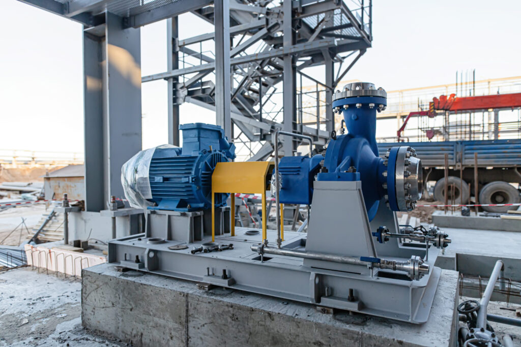 Installation of new pumping equipment in the refinery shop under construction